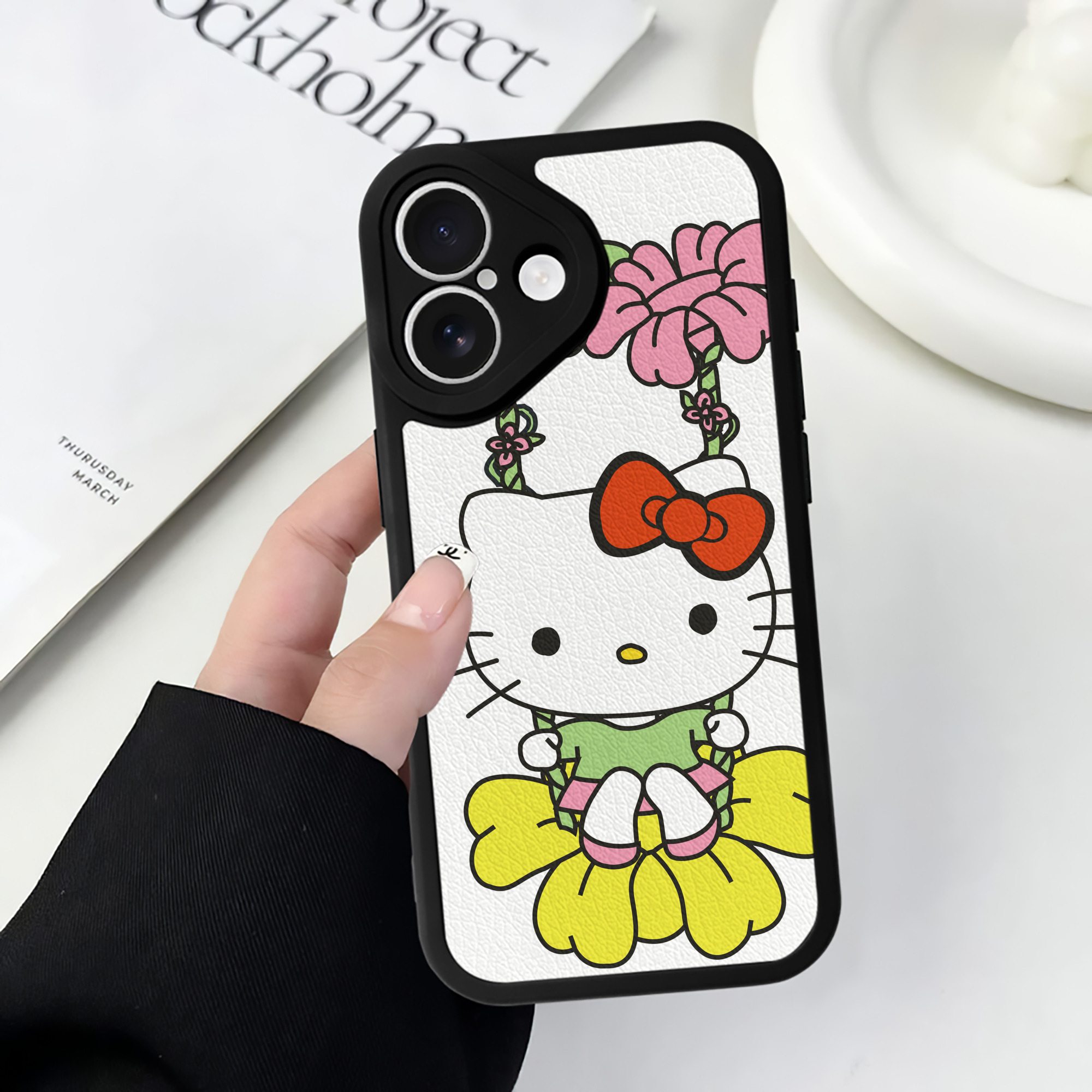 （画像用） Hello Kitty ハローキティ 【iPhone 16シリーズ対応】シリコンスマホケース（レザー調） 材質：シリコン